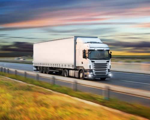 LKW transportiert Fracht auf der Autobahn